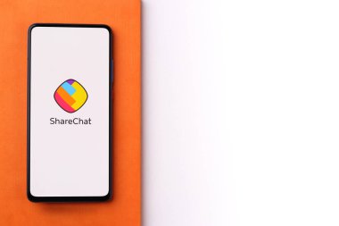 Assam, Hindistan - 10 Mart 2021: Telefon ekranında ShareChat logosu.