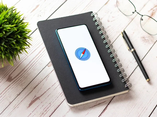 Assam, Hindistan - 19 Nisan 2021: Telefon ekranında Apple Safari logosu.