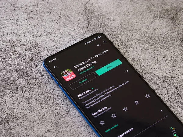 Assam, Hindistan - 6 Eylül 2020: Telefon ekranında Shaadi logosu.