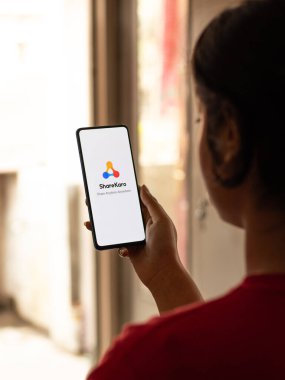 Assam, Hindistan - 10 Mart 2021: Telefon ekranında Sharekaro logosu.