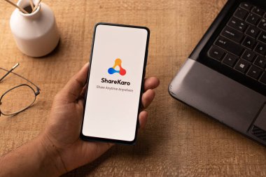 Assam, Hindistan - 10 Mart 2021: Telefon ekranında Sharekaro logosu.