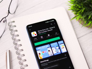 Assam, Hindistan - 10 Mart 2021: Telefon ekranında Sharekaro logosu.