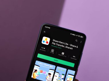 Assam, Hindistan - 10 Mart 2021: Telefon ekranında Sharekaro logosu.
