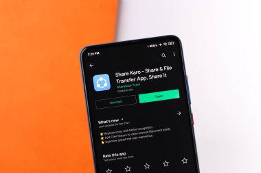 Assam, Hindistan - 10 Mart 2021: Telefon ekranında Sharekaro logosu.