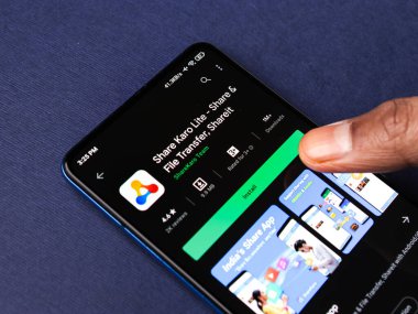 Assam, Hindistan - 10 Mart 2021: Telefon ekranında Sharekaro logosu.