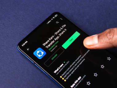 Assam, Hindistan - 10 Mart 2021: Telefon ekranında Sharekaro logosu.