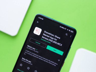 Assam, Hindistan - 4 Ağustos 2020: Sharekhan yatırım ve ticaret için elektronik ticaret platformu sunan bir simsar.