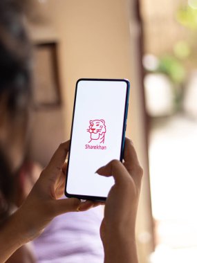 Assam, Hindistan - 4 Ağustos 2020: Sharekhan yatırım ve ticaret için elektronik ticaret platformu sunan bir simsar.