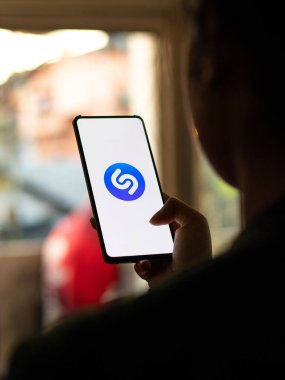 Assam, Hindistan - 29 Kasım 2020: Telefon ekranı görüntüsünde Shazam logosu.