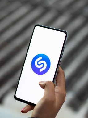 Assam, Hindistan - 29 Kasım 2020: Telefon ekranı görüntüsünde Shazam logosu.