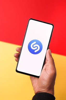 Assam, Hindistan - 29 Kasım 2020: Telefon ekranı görüntüsünde Shazam logosu.