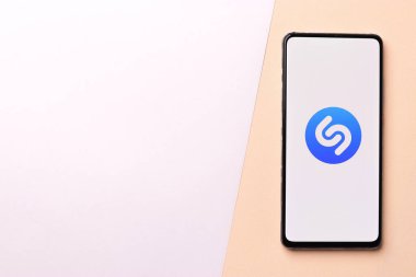 Assam, Hindistan - 29 Kasım 2020: Telefon ekranı görüntüsünde Shazam logosu.