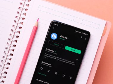 Assam, Hindistan - 29 Kasım 2020: Telefon ekranı görüntüsünde Shazam logosu.