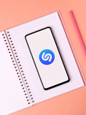 Assam, Hindistan - 29 Kasım 2020: Telefon ekranı görüntüsünde Shazam logosu.