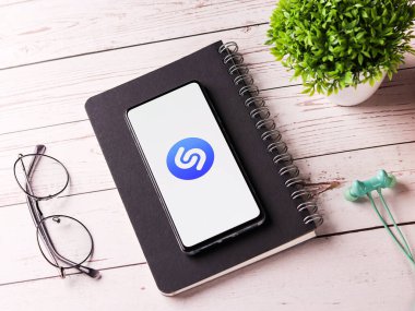 Assam, Hindistan - 29 Kasım 2020: Telefon ekranı görüntüsünde Shazam logosu.
