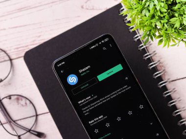 Assam, Hindistan - 29 Kasım 2020: Telefon ekranı görüntüsünde Shazam logosu.