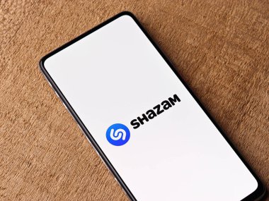 Assam, Hindistan - 29 Kasım 2020: Telefon ekranı görüntüsünde Shazam logosu.