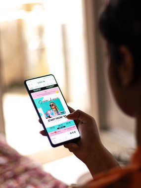 Assam, Hindistan - 1 Temmuz 2020 Shein uygulaması online alışveriş uygulaması.