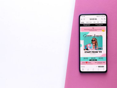 Assam, Hindistan - 1 Temmuz 2020 Shein uygulaması online alışveriş uygulaması.