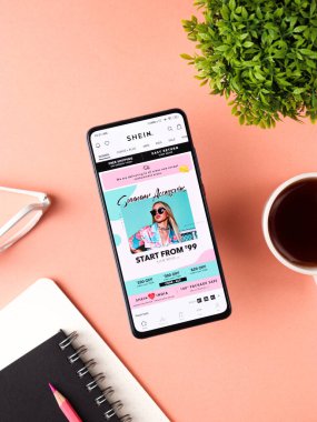 Assam, Hindistan - 1 Temmuz 2020 Shein uygulaması online alışveriş uygulaması.