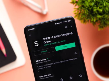 Assam, Hindistan - 1 Temmuz 2020 Shein uygulaması online alışveriş uygulaması.