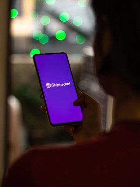 Assam, Hindistan - 15 Kasım 2020: Telefon ekranında Shiprocket logosu.