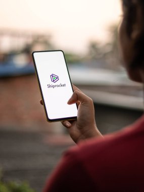 Assam, Hindistan - 15 Kasım 2020: Telefon ekranında Shiprocket logosu.