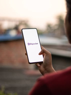 Assam, Hindistan - 15 Kasım 2020: Telefon ekranında Shiprocket logosu.