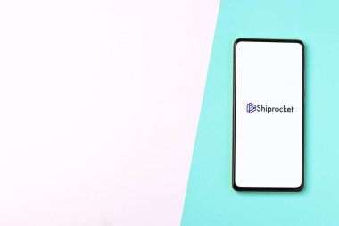 Assam, Hindistan - 15 Kasım 2020: Telefon ekranında Shiprocket logosu.