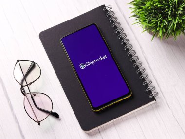 Assam, Hindistan - 15 Kasım 2020: Telefon ekranında Shiprocket logosu.