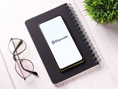 Assam, Hindistan - 15 Kasım 2020: Telefon ekranında Shiprocket logosu.