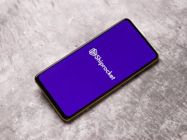 Assam, Hindistan - 15 Kasım 2020: Telefon ekranında Shiprocket logosu.