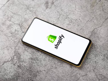 Assam, Hindistan - 15 Kasım 2020: Telefon ekranında Shiprocket logosu.