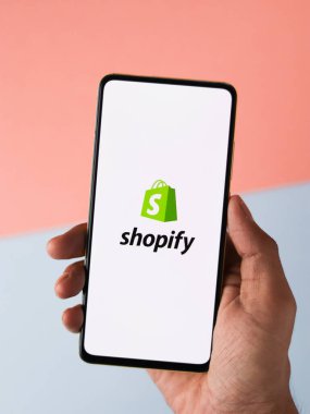 Assam, Hindistan - 15 Kasım 2020: Telefon ekranında Shiprocket logosu.