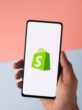 Assam, Hindistan - 15 Kasım 2020: Telefon ekranında Shiprocket logosu.