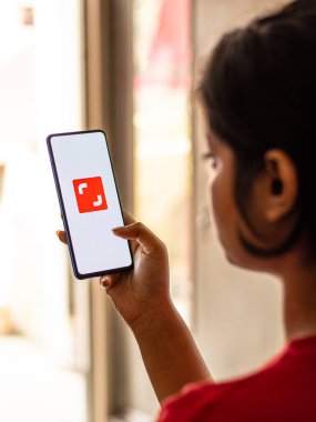 Assam, Hindistan - 19 Nisan 2021: Shutterstock logosu telefon ekranı görüntüsü.