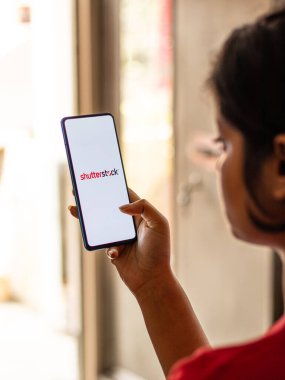 Assam, Hindistan - 19 Nisan 2021: Shutterstock logosu telefon ekranı görüntüsü.