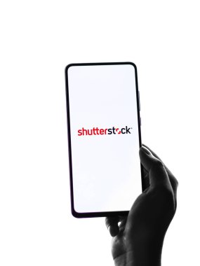 Assam, Hindistan - 19 Nisan 2021: Shutterstock logosu telefon ekranı görüntüsü.