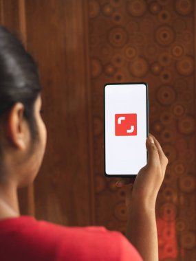 Assam, Hindistan - 19 Nisan 2021: Shutterstock logosu telefon ekranı görüntüsü.