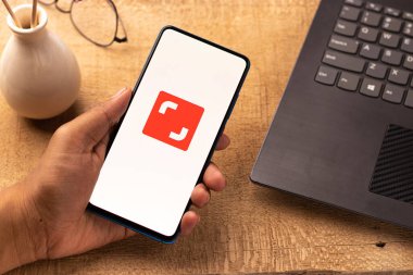 Assam, Hindistan - 19 Nisan 2021: Shutterstock logosu telefon ekranı görüntüsü.