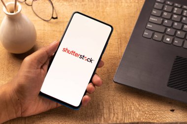 Assam, Hindistan - 19 Nisan 2021: Shutterstock logosu telefon ekranı görüntüsü.