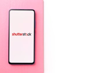Assam, Hindistan - 19 Nisan 2021: Shutterstock logosu telefon ekranı görüntüsü.