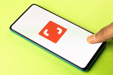 Assam, Hindistan - 19 Nisan 2021: Shutterstock logosu telefon ekranı görüntüsü.