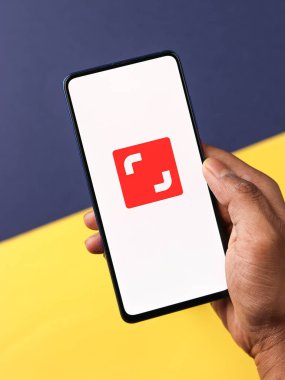 Assam, Hindistan - 19 Nisan 2021: Shutterstock logosu telefon ekranı görüntüsü.