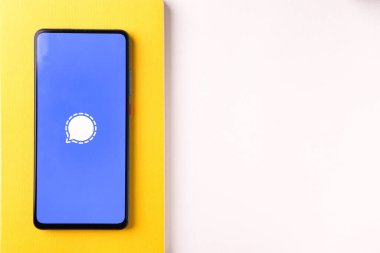 Assam, Hindistan - 31 Ocak 2021: Telefon ekranındaki sinyal logosu.