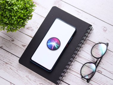 Batı Bangal, Hindistan - 28 Eylül 2021: Telefon ekranında Siri logosu.