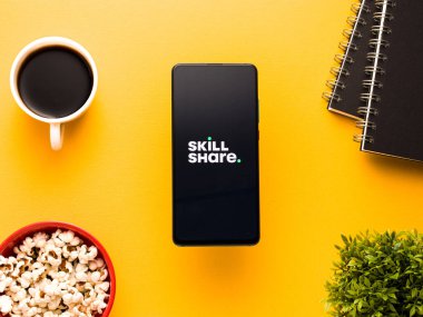 Assam, Hindistan - 15 Ocak 2020: Telefon ekranında Skillshare logosu.