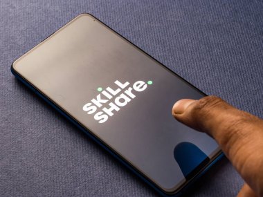 Assam, Hindistan - 15 Ocak 2020: Telefon ekranında Skillshare logosu.