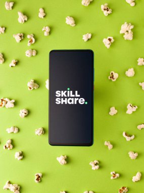 Assam, Hindistan - 15 Ocak 2020: Telefon ekranında Skillshare logosu.