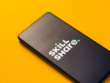Assam, Hindistan - 15 Ocak 2020: Telefon ekranında Skillshare logosu.